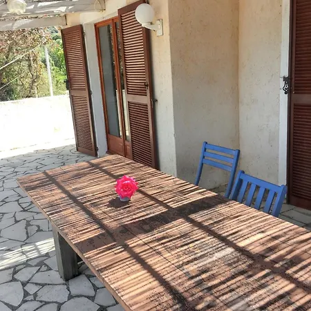 Maison Vue A Avec Terrasse Et Jardin Clos لوميو